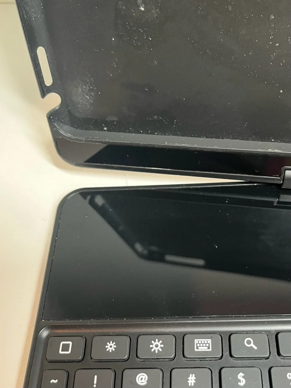 WIRELESS KEYBOARD FOR IPAD/NOT TESTED - NO CHARGER - ALSO CAN BE USED FOR PARTS